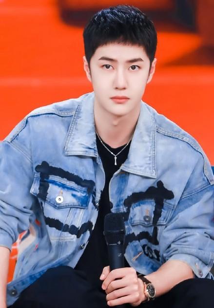 王一博短发造型更帅气_腾讯网