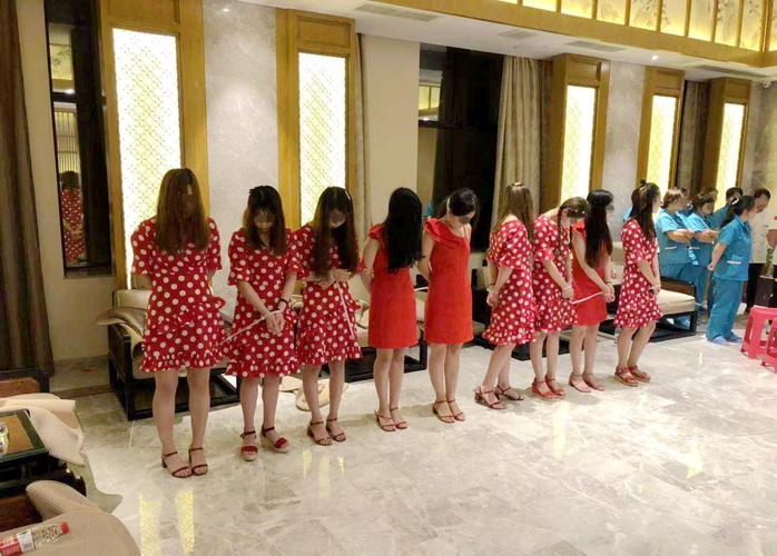 会所藏"淫窝",特殊服务勾人,警方突袭,成群女孩站成排蹲满地