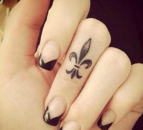 一组简单单一的手指部位纹身图案