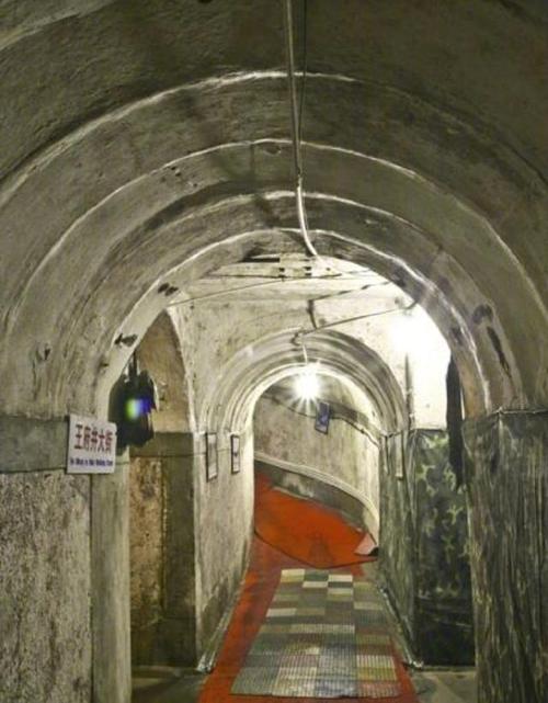 多个出口,可以让防空洞的某个出口损毁后,呆在里面的人不至于滞留到