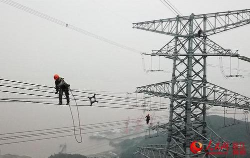 浙江舟山500千伏跨海输电线路开展首次检修