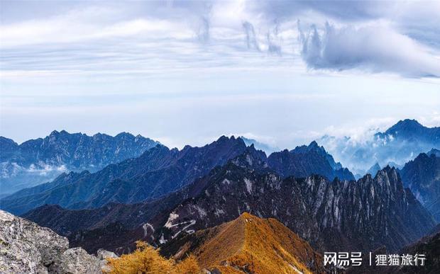 走在山林之中,一边读着李白的诗句《登太白峰》,一边欣赏远处的美景