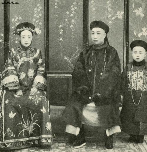 晚清皇族老照片慈禧太后与太监合影美丽端庄的正室福晋