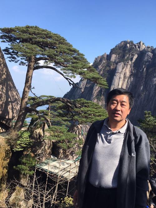 云海怪石峥嵘 奇松破壁挺秀 —黄山游.