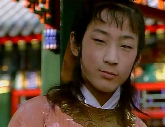 觉得贾宝玉是"神采飘逸,秀色夺人",站在一旁的贾环却"人物委琐,举止