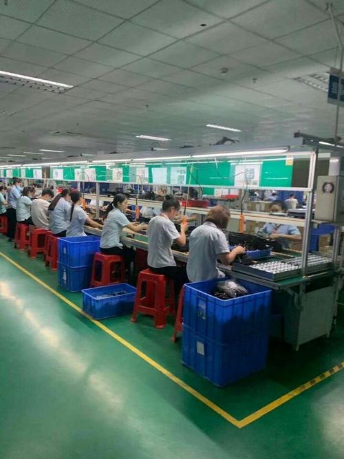 制衣厂老板好不容易招进一帮新员工,开除一名普工后却