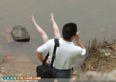 打捞溺水而亡的暴露少女尸体现场图集(4)