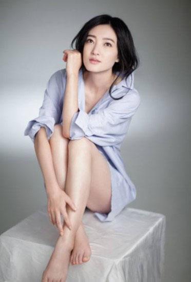 1985年出生的王丽坤端的是浓眉,大眼,红唇,皓齿.又身量高挑.