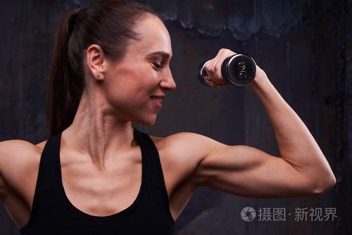 在室内拍摄的女人手臂孤立 o 完全训练肱二头肌