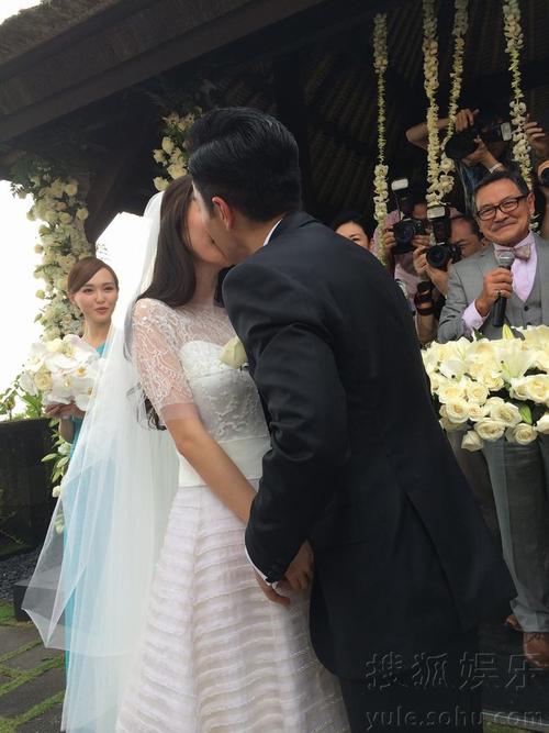 直击杨幂刘恺威婚礼现场:新郎新娘幸福接吻