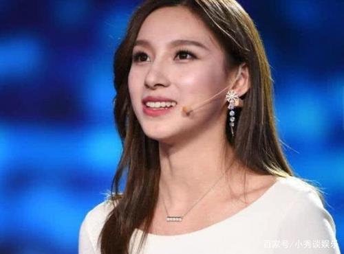 董卿接班人马凡舒,走秀时内裤滑落,坦然回应:谁爱看谁看!