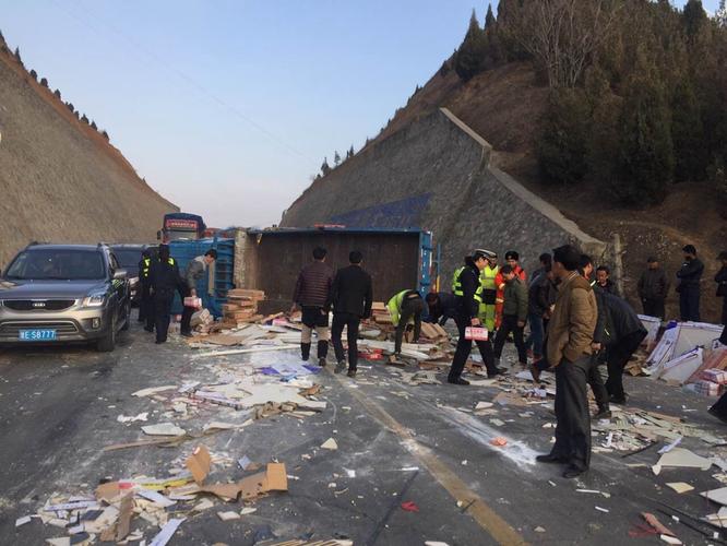 天巉公路两车相撞一车侧翻 所幸是轻伤 - 天天天水网