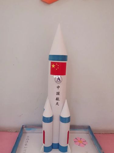 幼儿园安排的建党100周年亲子手工,作品不限,恰逢中国航天神舟十二号