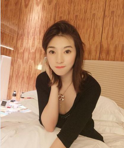她的名字叫林晓芸,其实他算是个超级富三代了. 林晓芸