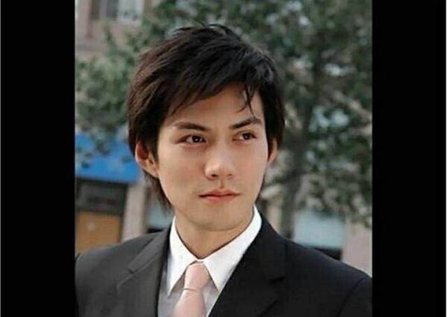 严宽年轻时候的颜值可以说是惊艳到了不少人,不管是民国装,还是现代装