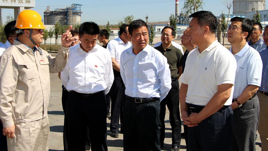 乌海市委书记史万钧一行深入黄河集团新能源新材料产业园调研
