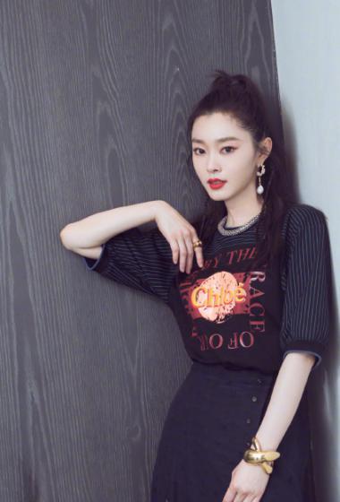 简介:宋轶高马尾时尚写真图片,分享一组宋轶图片给大家,图中的明星