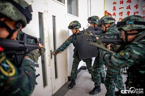 武警特战队员城市反恐演练