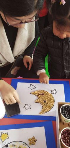 《丰收的秋天》——周庄镇中心幼儿园小班亲子课堂粘贴画活动