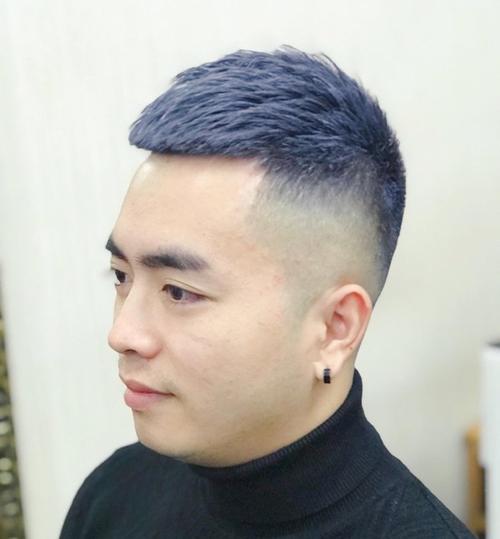 男性会慢慢的开始发福,伴随着脱发严重,头发少还脸大有没有合适的发型