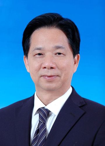  /p> p>现任广东省茂名市委常委,政法委书记,广东茂名滨海新区