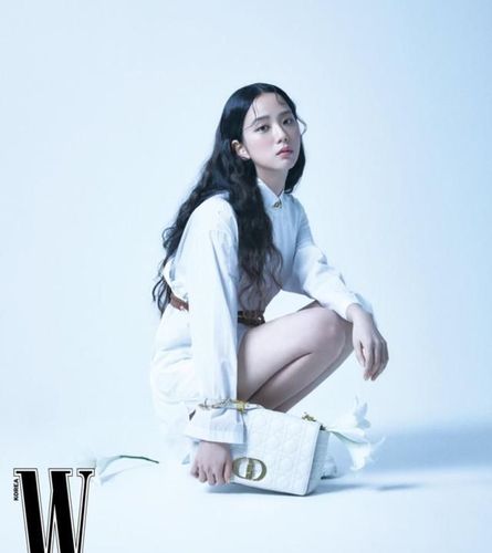 blackpink金智秀杂志公开,场景搭建过于简单,人美但毫无违和感