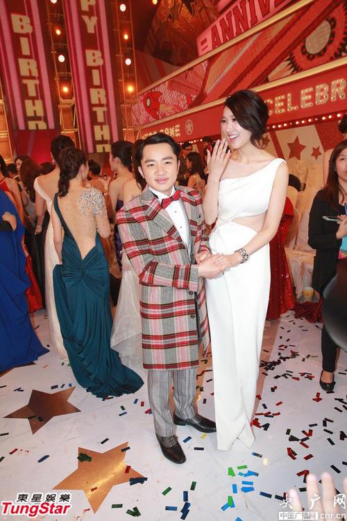 王祖蓝求婚李亚男 "蓝男恋"成正果 明年将完婚