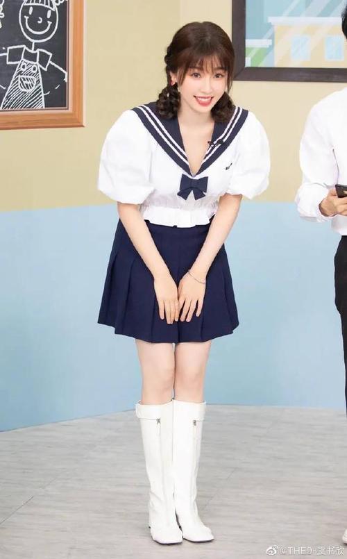 25岁"作精"虞书欣穿水手服 过于太甜美!