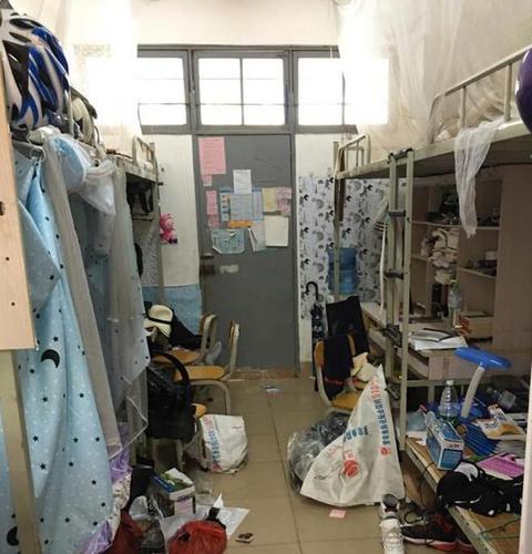 实拍男生宿舍,宿管阿姨推开门忍不住要吐,注意地上的白点点!