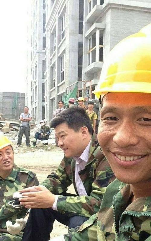 我们包工头自拍其实挺帅的!