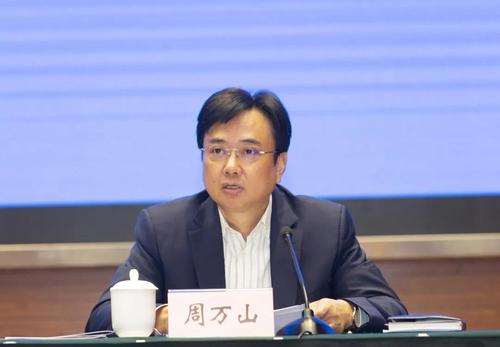 四川省商务厅党组成员,副厅长周万山出席会议并讲话