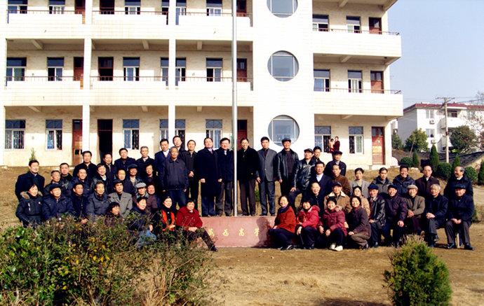 图为高中毕业班师生在砖桥中学教学楼前合影