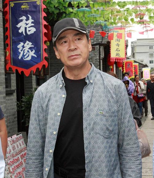 65岁"依萍爸"罕见现身,型男穿搭风采更胜当年,男人果然老的慢