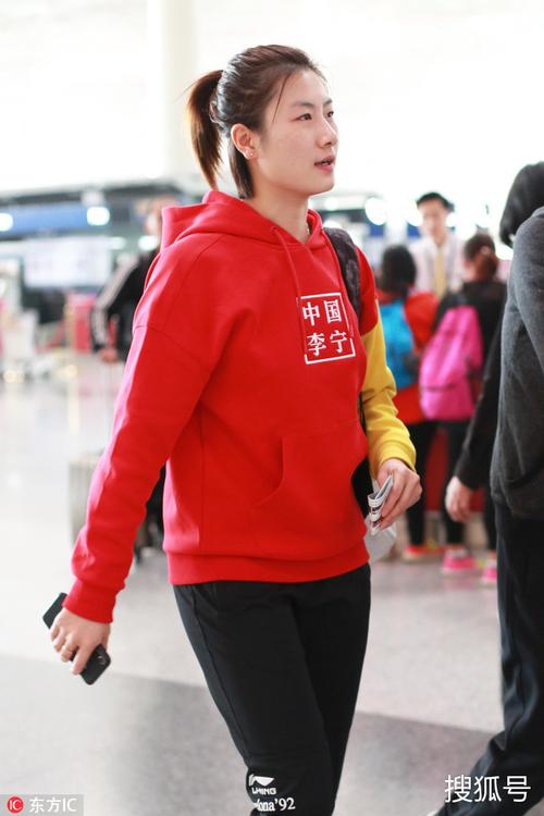 丁宁现身首都机场 "番茄炒蛋"配色卫衣活力十足