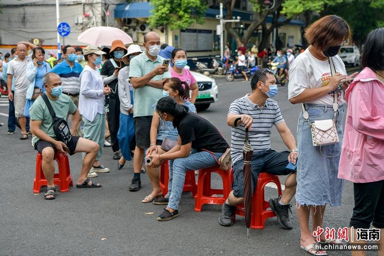 海口涉疫民众排队进行核酸检测