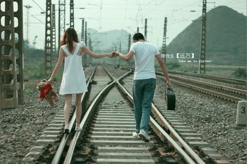 一个男孩牵着一个女孩走在铁轨,求这类场景的高清大图!