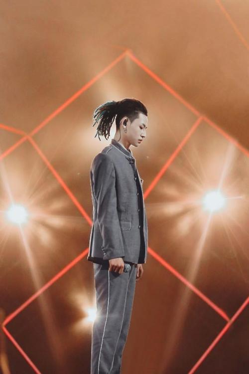 小鬼王琳凯出道两周年快乐!