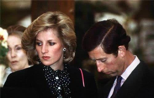 王子凭什么因卡米拉抛弃绝美的戴安娜王妃看她年轻时相貌就懂了