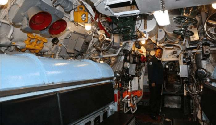 内部的设施都依然还保留在二战时期的模样,但看上去保养的还挺不错