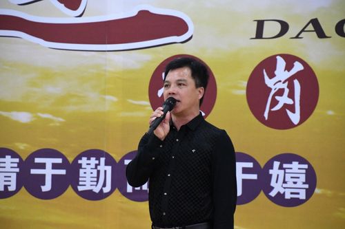 此次的道德讲堂活动在南雅供电所的邱建中上台领唱《公民道德歌》歌声