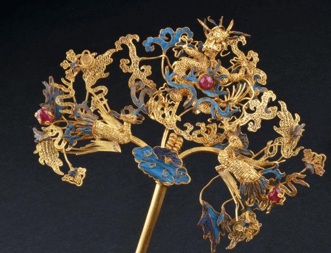 古代发饰的发展历程:从无到有,从实用价值到地位象征