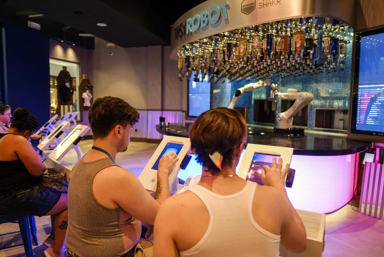 这是7月6日在美国拉斯维加斯拍摄的引进"机器人酒保"的酒吧.