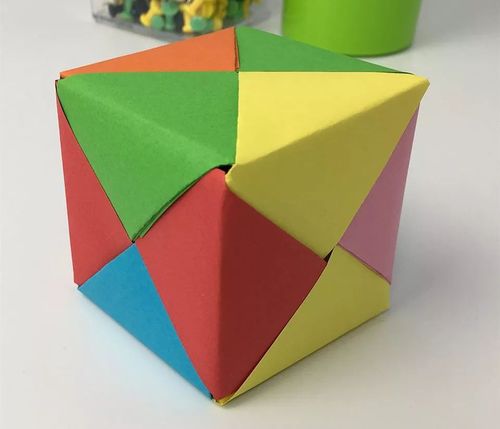 把所有正方形都拼插在一起就变成了一个正方体.