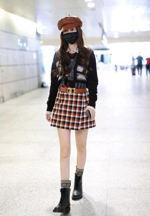 angelababy机场私服穿搭造型,身穿针织毛衣叠穿衬衫,复古时髦