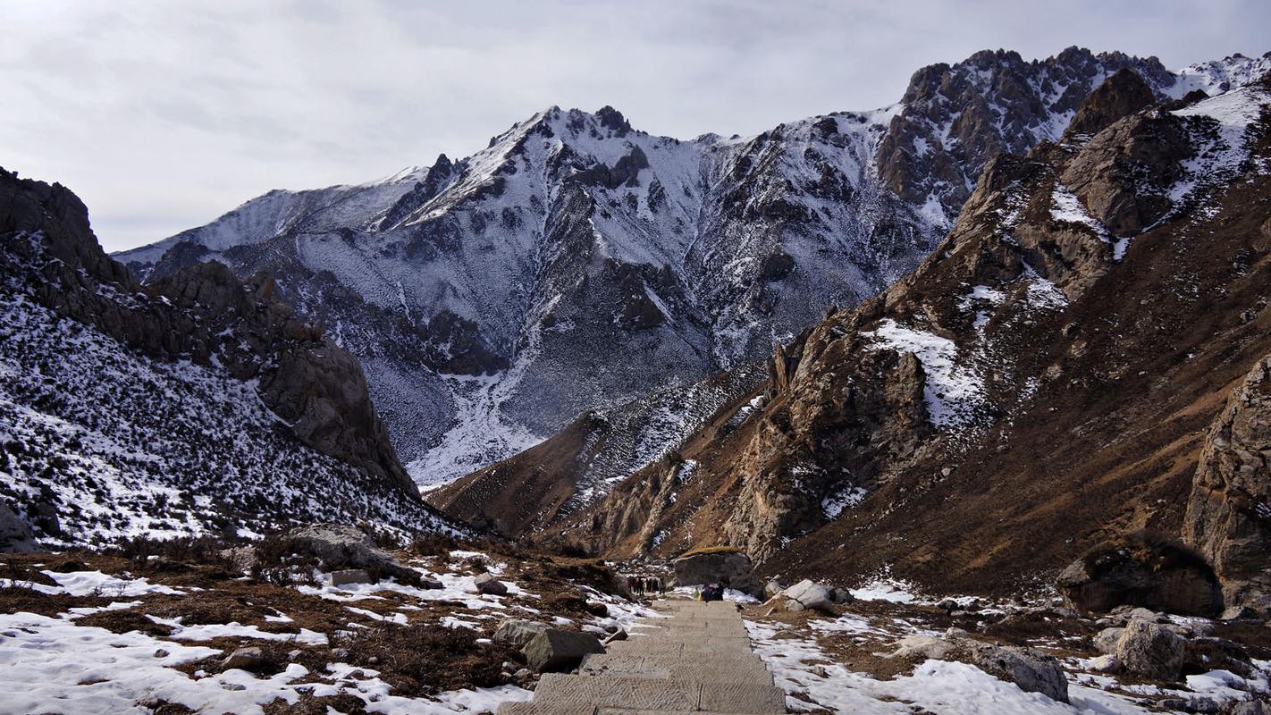 雪山藏语称阿尼嘎卓,位于 a target="_blank" href="/item/甘肃省武威