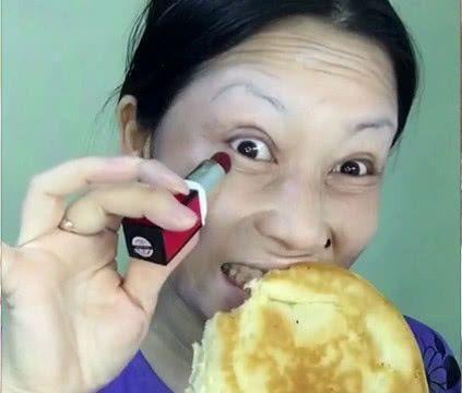 戏精大妈化妆还要剧情,变身成功的瞬间,网友:孟美岐让出c位!