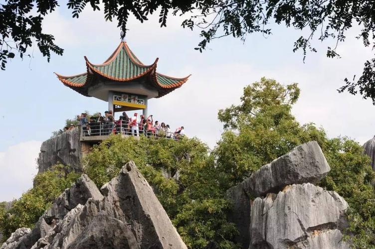 大石林望峰亭(李兰英摄)望峰亭在大石林中部,建于一高约40米的巨形