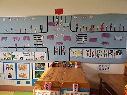 各种各样的车,美丽的路灯和街树,多么热闹的马路呀!