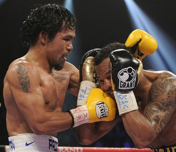 图文:帕奎奥击败莫斯利 莫斯利抱头防守