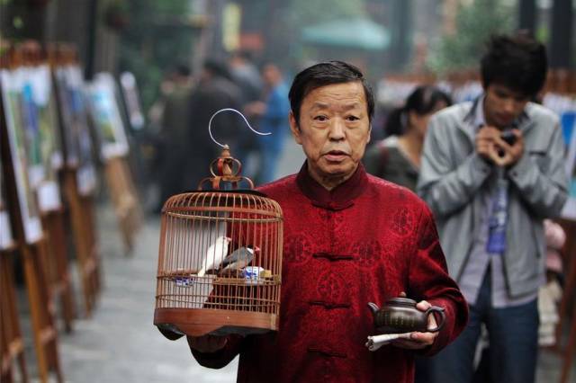 当年,这个称呼适用于前清王朝的八旗子弟们,这些提着鸟笼遛着马,品着